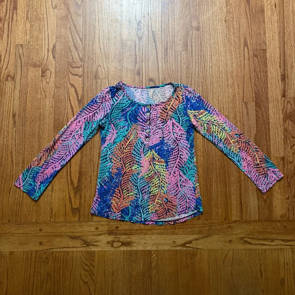 Lilly Pulitzer Porter Henley Top in the Electric Feel print size S - Picture 3 of 16